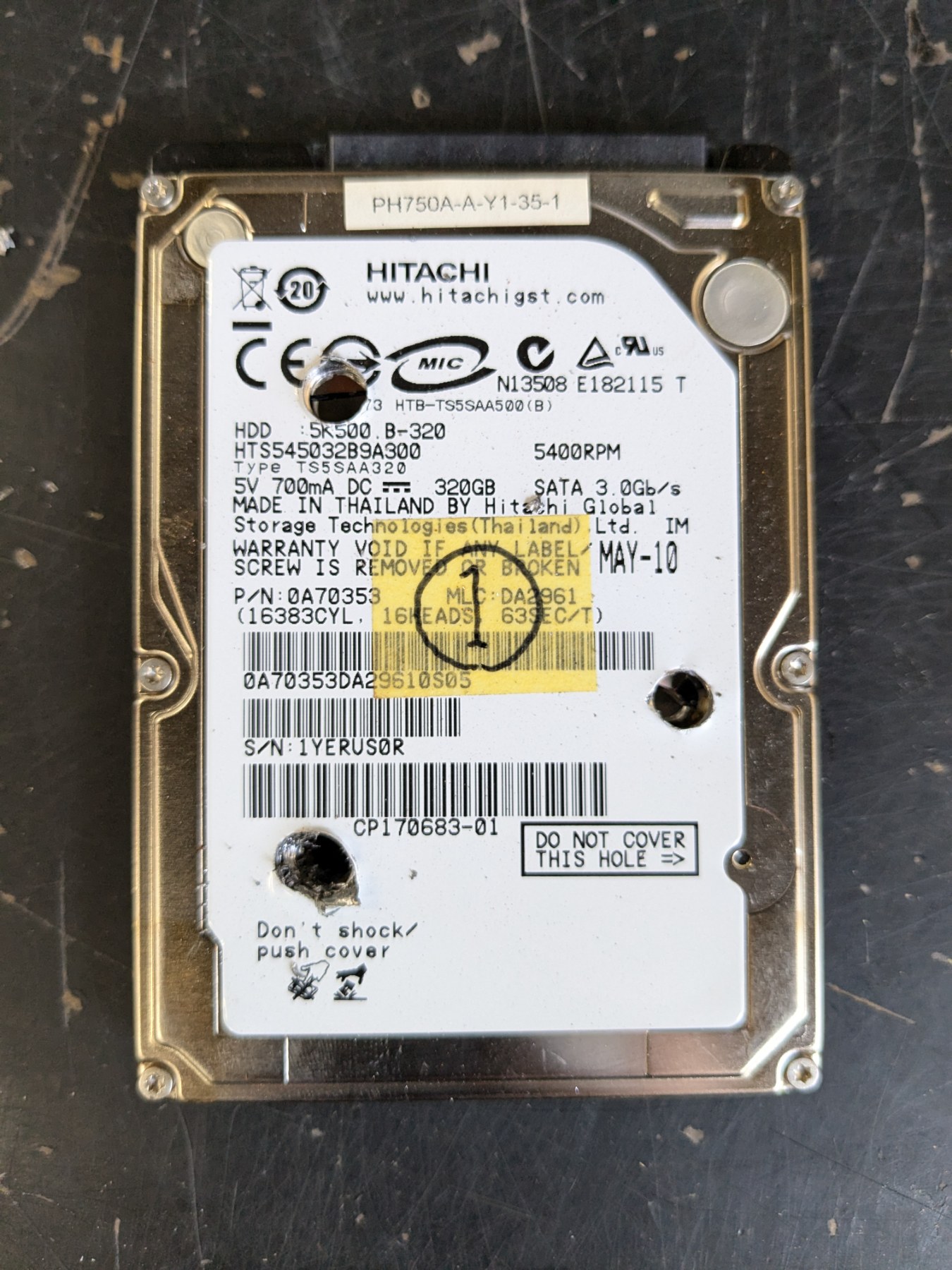 物理破壊後のハードディスク（穴が開けられ復元不可能な状態）